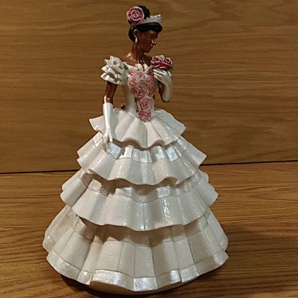 Quinceanera 2004 enesco group figurine 11.5in tall
